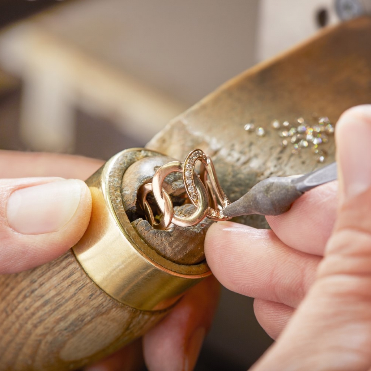 pomellato-craftsmanship-brera-ring-diamonds-setting
